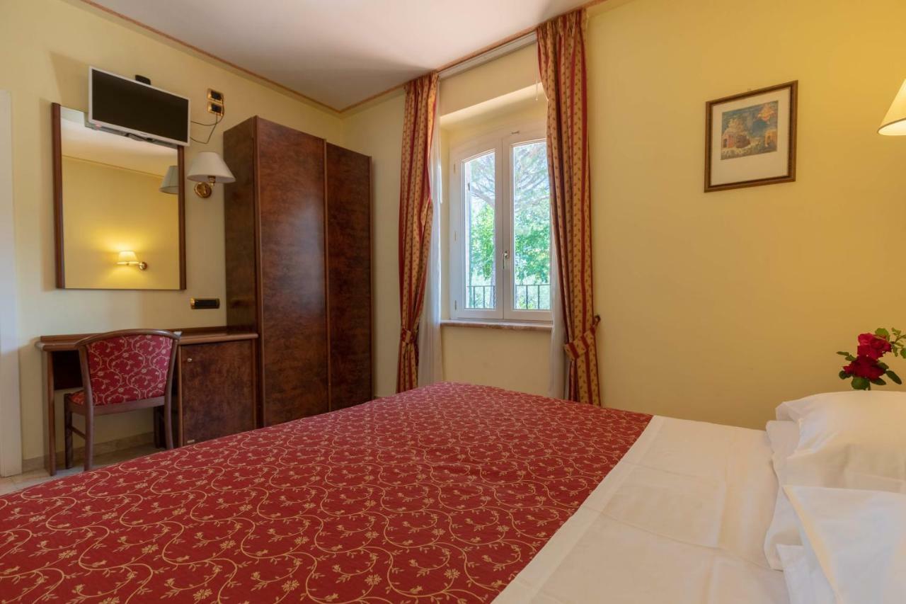 Hotel Villa Elda อัสซิซี ภายนอก รูปภาพ