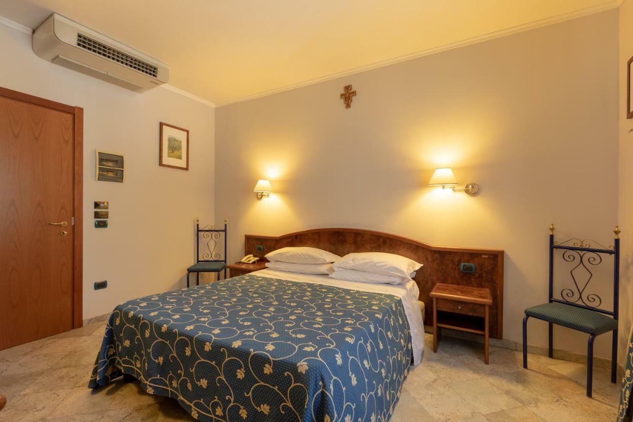 Hotel Villa Elda อัสซิซี ภายนอก รูปภาพ