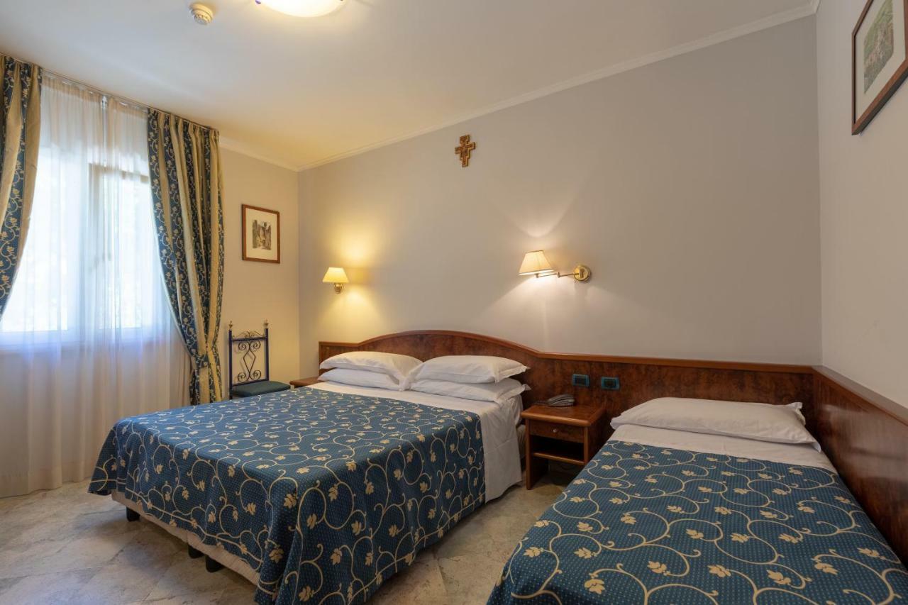 Hotel Villa Elda อัสซิซี ภายนอก รูปภาพ
